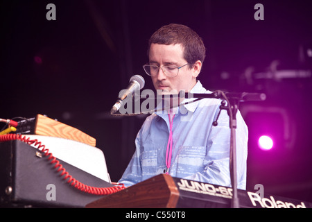 Alex Taylor de Hot Chip sur la scène du Parc à Glastonbury Festival 2011 Banque D'Images