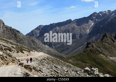 Deux marcheurs sur chemin Avila à Los Urrieles, le bloc central de la Picos de Europa [calcaire] montagnes en Cantabrie, Espagne Banque D'Images