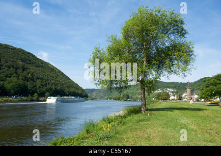 Bateau de croisière sur la Moselle la ville de Hatzenport, Rhénanie-Palatinat, Allemagne Banque D'Images