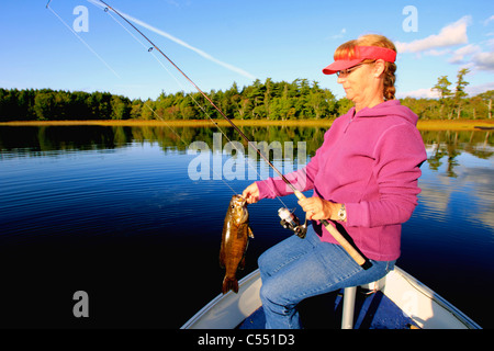 Femme mature dans un lac de pêche basse Banque D'Images