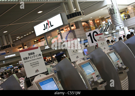 L'aéroport de Narita Tokyo Japon self service self service ticket machines vérifier dans l'industrie des voyages machines Banque D'Images