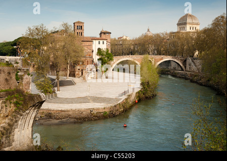 Colise photographié à partir de la Ponte Palatino. Banque D'Images