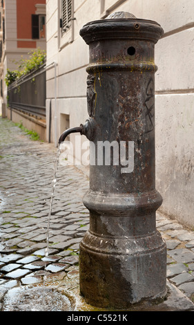 Un robinet d'eau publique à Rome Banque D'Images