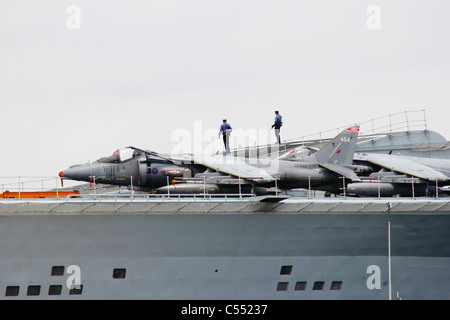 Les avions de chasse sur un porte-avions HMS Ark Royal Banque D'Images