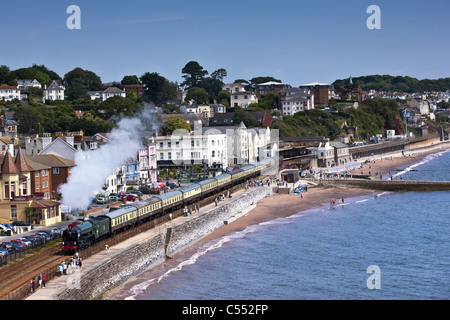 Torbay Express, venant par Exmouth le long de la digue. Banque D'Images