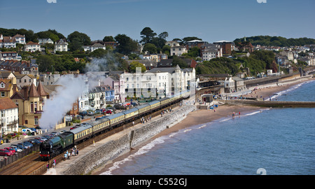 Torbay Express, venant par Exmouth le long de la digue. Banque D'Images