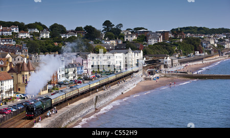 Torbay Express, venant par Exmouth le long de la digue. Banque D'Images