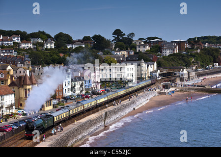 Torbay Express, venant par Exmouth le long de la digue. Banque D'Images