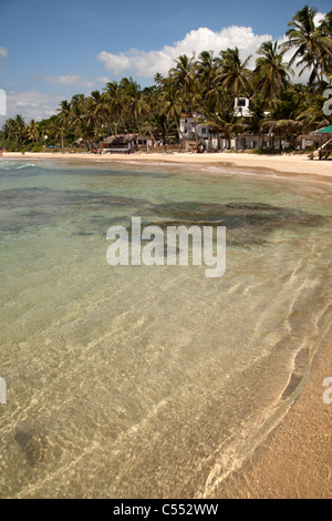 L'eau claire à la plage de rêve à Mirissa, Sri Lanka Banque D'Images