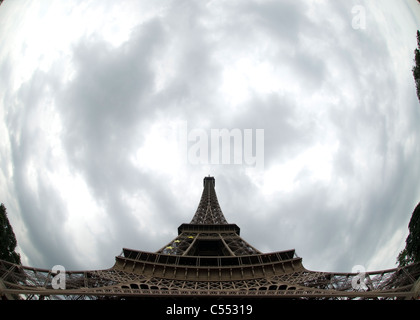 Low angle view of a Tower, Tour Eiffel, Paris, France Banque D'Images