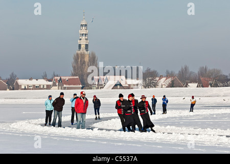 Pays-bas, Hindeloopen, capitale de la culture néerlandaise de patinage. Le patinage sur glace et patinage artistique à voile) sur le lac appelé Ijsselmeer Banque D'Images
