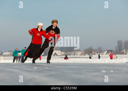 Les Pays-Bas, Hindeloopen, capitale de la culture néerlandaise de patinage. Patinage artistique (ou voile) sur le lac appelé IJsselmeer. Banque D'Images