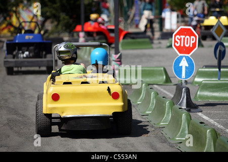 Les enfants sur une piste de karting, Berlin, Allemagne Banque D'Images