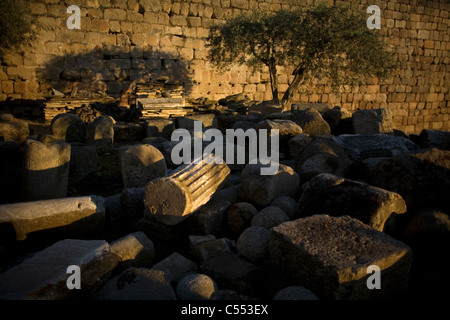 Une colonne romaine établit parmi les ruines de la forteresse Alcazaba islamique à Merida, Badajoz, Estrémadure province , Espagne Banque D'Images