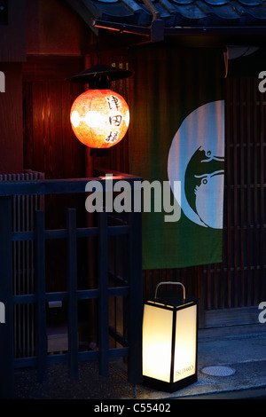 Porte de Tsudaro, un salon de thé traditionnel japonais dans le quartier historique de Gion, Kyoto JP Banque D'Images