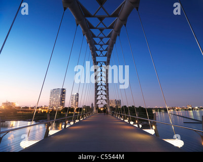 La rivière Humber à arches à Toronto pendant le coucher du soleil aussi connu comme le passage de la baie Humber Bridge ou le pont Gateway. Canada