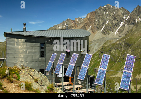 La Cabane du futuriste Velan avec ses six panneaux solaires en face de Mt Grande Aiguille des Maisons Blanche, Valais, Suisse Banque D'Images