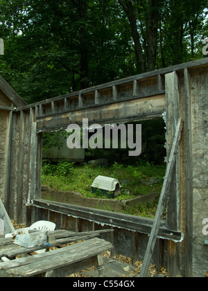 Structure de la maison endommagée incendie, abandonné, cassé, brisé, brûlé, porte ouverte, vitrail, confiture de porte, structure de bois, des Banque D'Images