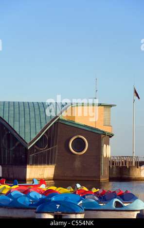 Station de sauvetage de la RNLI au St Annes à côté piscine nautique Banque D'Images