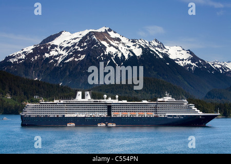 Bateau de croisière dans l'océan, MS Oosterdam escales, Holland America Line, l'île Baranof, Sitka, Alaska, USA Banque D'Images