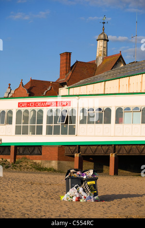 Poubelles sur St Annes plage en face de la jetée Banque D'Images