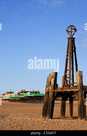 St Anne's pier avec section d'extrémité à l'abandon en premier plan Banque D'Images