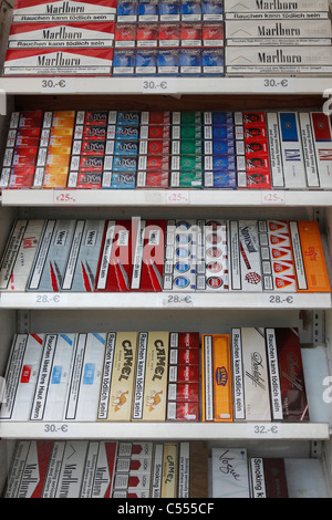 Plateau de cigarettes dans une boutique hors taxes sur l'île de Helgoland Banque D'Images