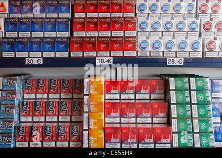 Plateau de cigarettes dans une boutique hors taxes sur l'île de Helgoland Banque D'Images