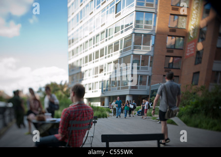 Promenade sur le populaire visiteurs Le parc High Line à New York Banque D'Images