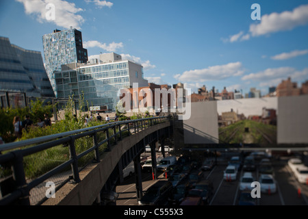 Promenade sur le populaire visiteurs Le parc High Line à New York Banque D'Images