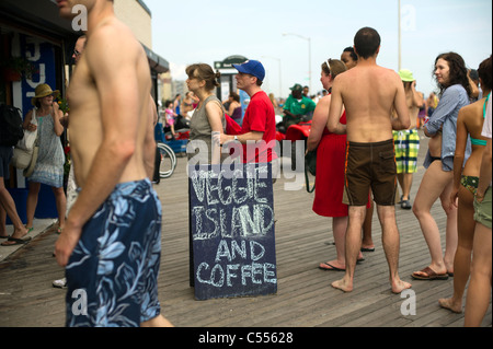 Les personnes fréquentant les plages on-line à l'Île Veggie Food stand dans le cadre de la plage Rockaway Queens Borough de New York Banque D'Images