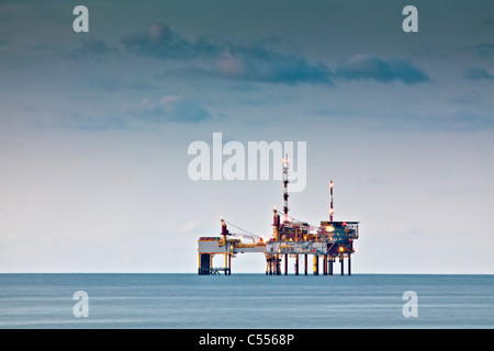 Les Pays-Bas, l'île d'Ameland, Buren, appartenant aux îles de la mer des Wadden. Unesco World Heritage Site. La plate-forme de forage de gaz. Banque D'Images