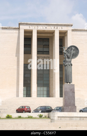 Bâtiment de l'université La Sapienza détail avec statue de la déesse Minerva Banque D'Images