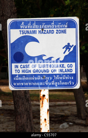 Zone de danger Tsunami le signe de danger sur l'île de Koh Poda, Krabi, Thaïlande Banque D'Images