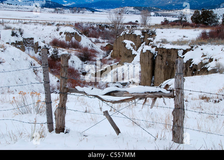 USA, Californie, San Juan Mountains, snowy farm avec fence Banque D'Images