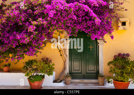 Porte avant pour monastère grec-orthodoxe de la Vierge Marie à Paleokastritsa, Corfou Grèce Banque D'Images