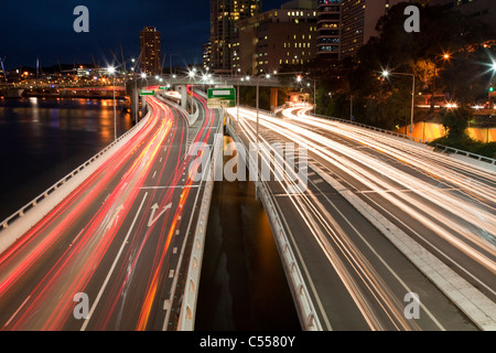 Le trafic sur une autoroute, rivière Brisbane, Brisbane, Queensland, Australie Banque D'Images