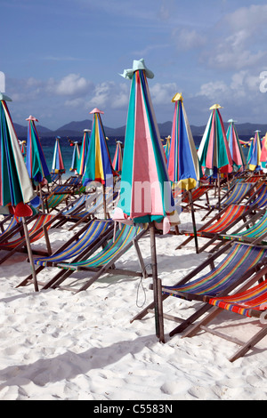 Scène de plage colorés avec des parapluies, parasols et transats sur Koh Khai Nok, Phi Phi, Phuket, Thailand Banque D'Images