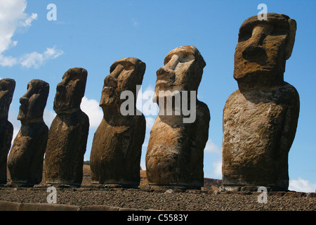 Moai statues sur une colline, Rano Raraku, Ahu Tongariki, île de Pâques, Chili Banque D'Images