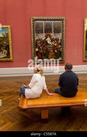 Deux personnes de l'écoute audio guide à la Gemäldegalerie, Berlin, Allemagne Banque D'Images