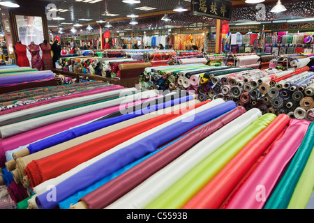 La soie dans un magasin, marché de la soie, Beijing, Chine Banque D'Images