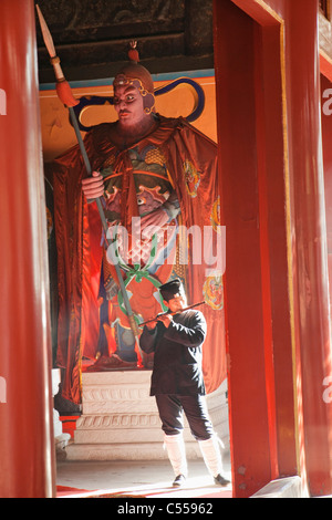 Moine taoïste chinois jouant de la flûte dans un temple, Temple Dongyue Beijing, Beijing, Chine Banque D'Images