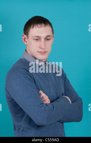 Homme YYoung bras croisés à la bas Banque D'Images