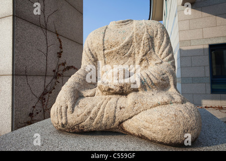 Statue de pierre sans tête de Bouddha dans un musée, Musée National de Gyeongju, Gyeongju, Corée du Sud Banque D'Images