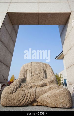 Statue de pierre sans tête de Bouddha dans un musée, Musée National de Gyeongju, Gyeongju, Corée du Sud Banque D'Images