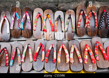 Sandales Geta at a market stall, Quartier Higashiyama, Kyoto Prefecture, Kinki Region, Honshu, Japan Banque D'Images