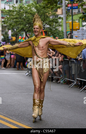 L'homme en costume le roller dans l'obèse Pride Parade à New York City Banque D'Images