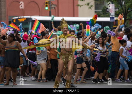 L'homme en costume le patin à roues alignées dans la Parade de la fierté LGBT de New York City Banque D'Images