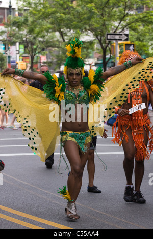 Homme dans un costume de couleur vive marche dans le défilé de la fierté LGBT 2011 à New York City Banque D'Images