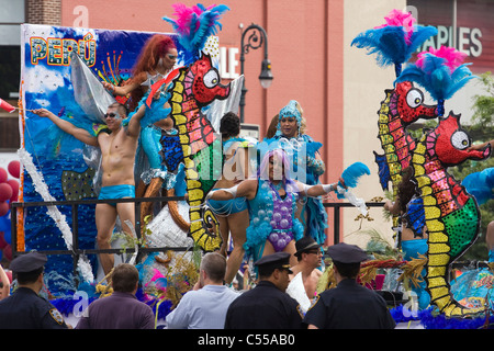 Les hommes sur un char représentant le pays du Pérou en 2011 la Gay Pride Parade à New York City Banque D'Images